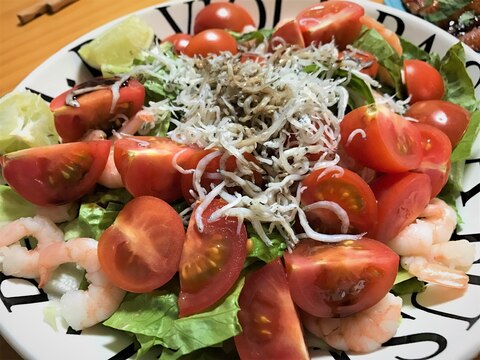 茹で海老とフルーツトマトのサラダ